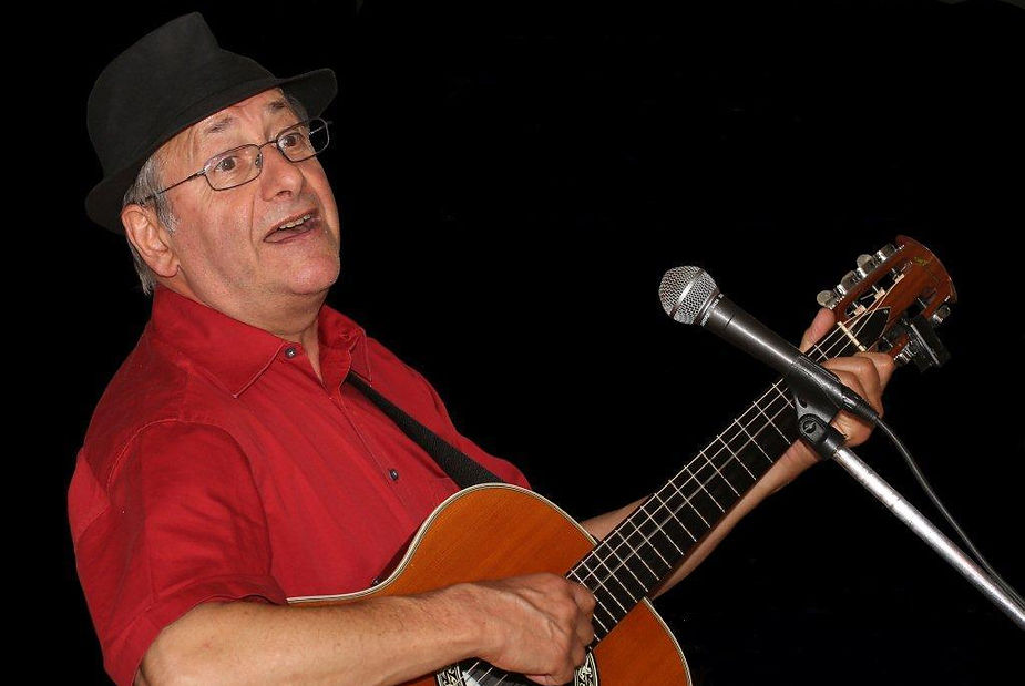 Francis Weill sur scène avec sa guitare